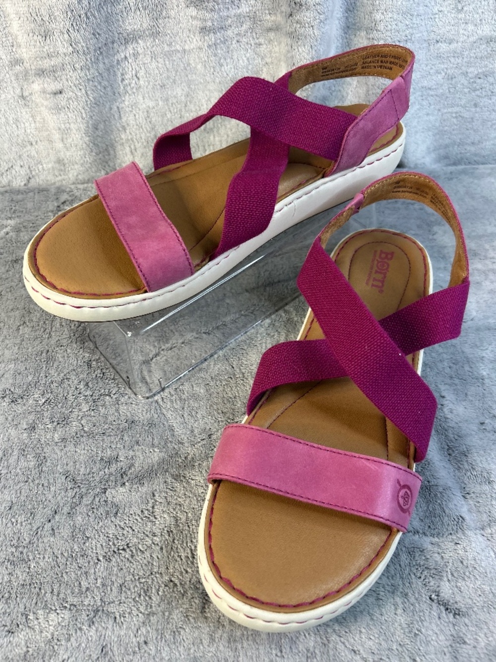 Born Jayla women's comfort sandal in a dark pink/fuschia colorway.Size: 9M